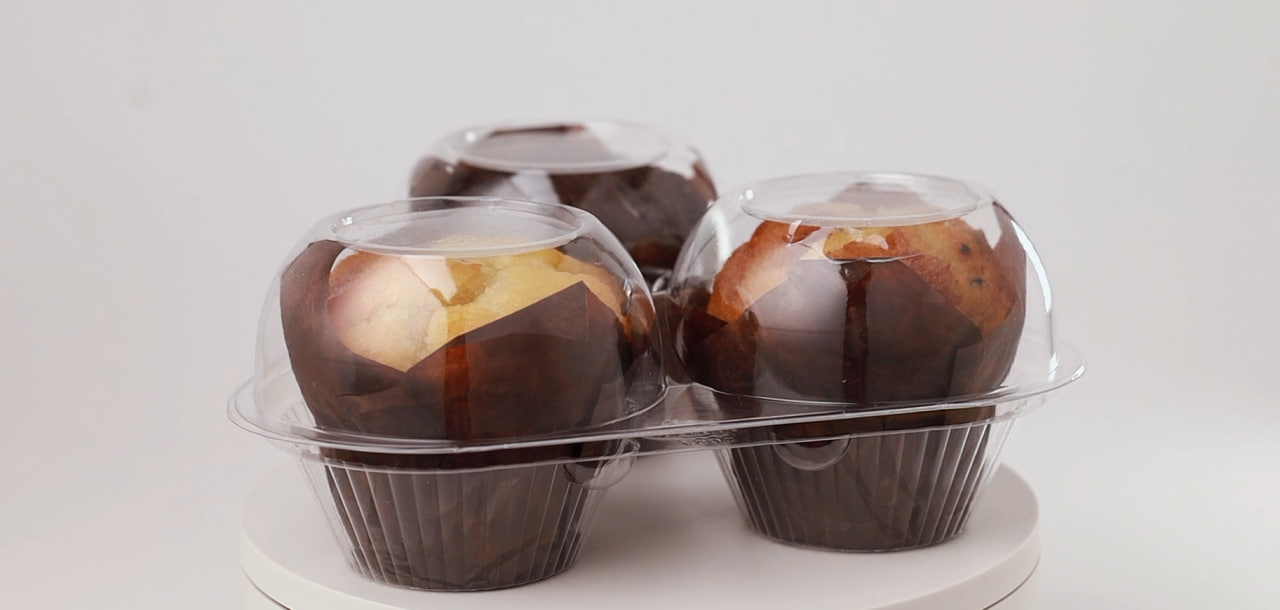 Triangular container for 3 muffins